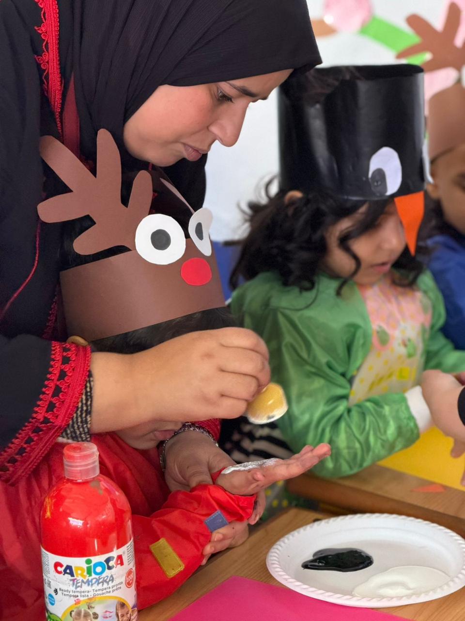 Enfants avec leurs cadeaux à Aljawhara School